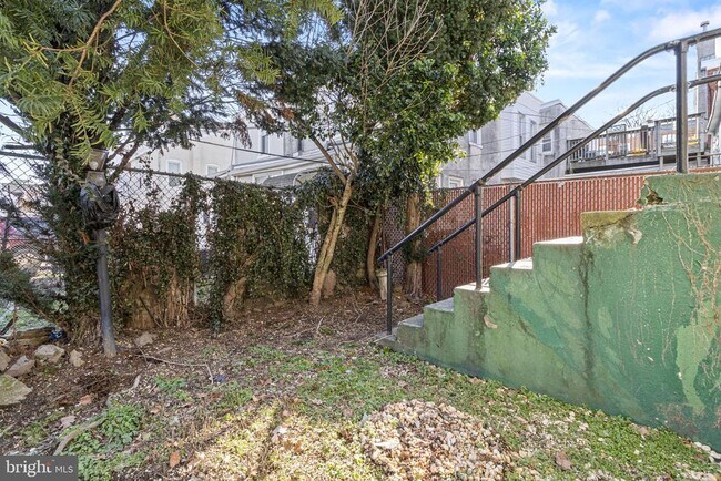 Building Photo - 307 Roxborough Ave