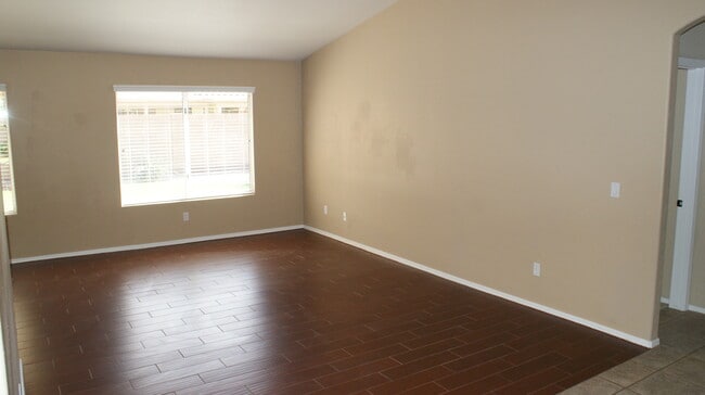 Building Photo - 871 W Horseshoe Ave