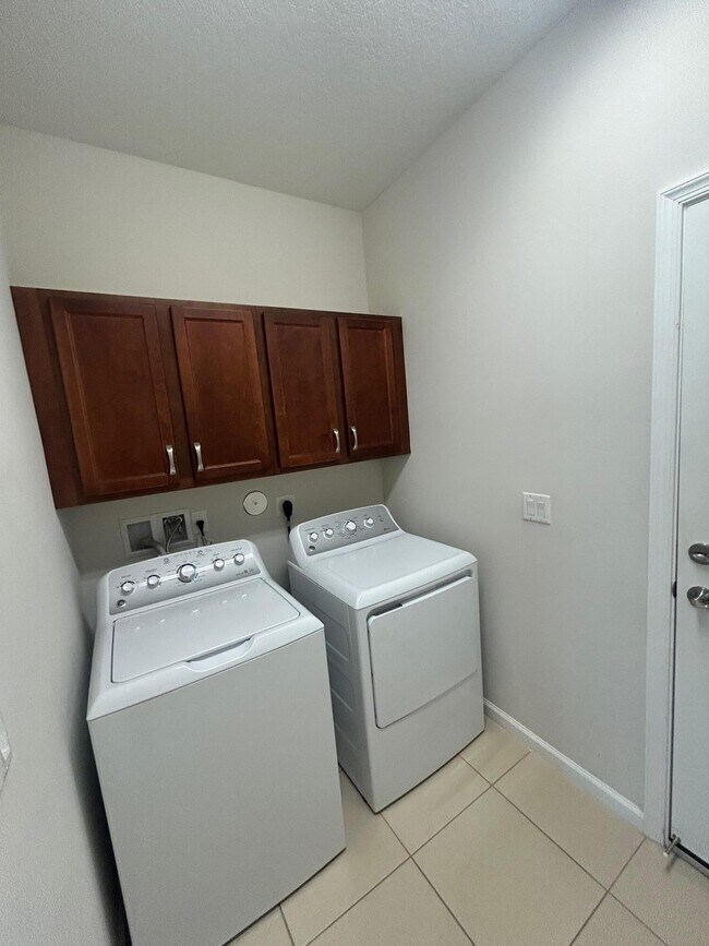 Building Photo - 11066 SW Sunrise Lk Ter