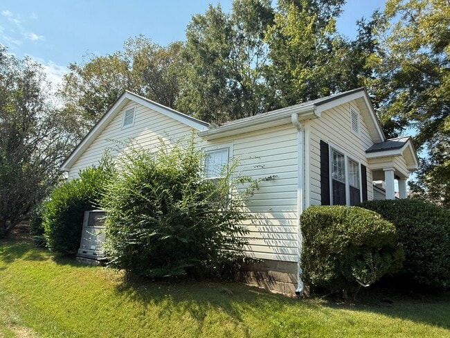 Building Photo - Walking Distance to Pell City Courthouse, ...