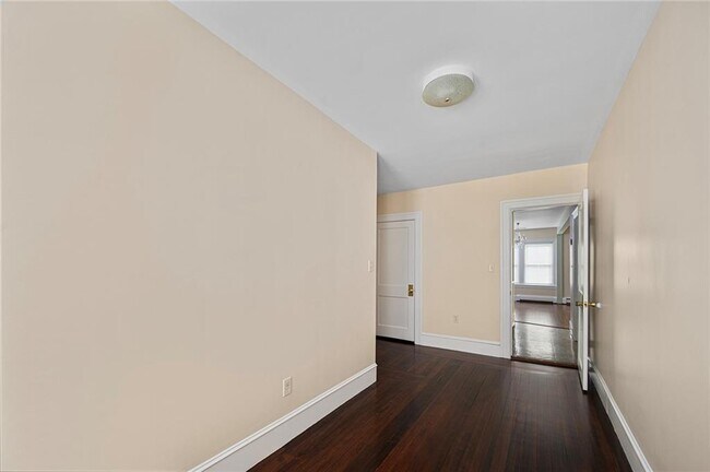 Building Photo - 146 Grove St