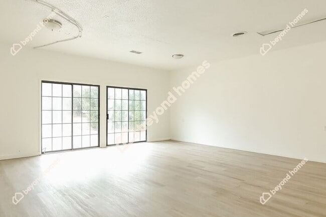 Building Photo - This Cozy 4 bedroom / 2 full bath and 2,09...