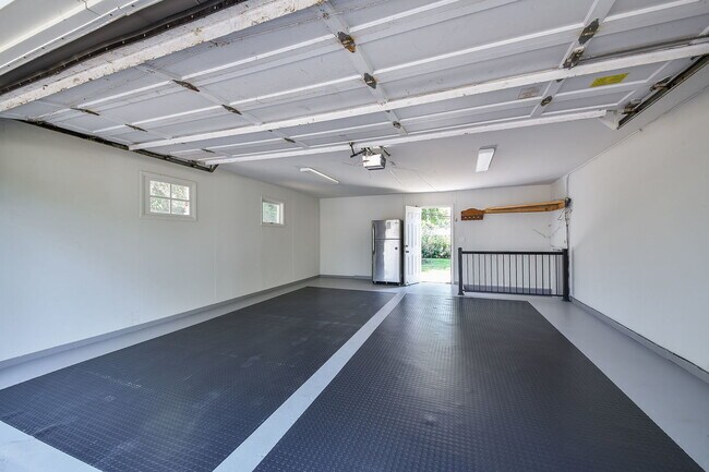 Building Photo - 36 Robin Hill Dr