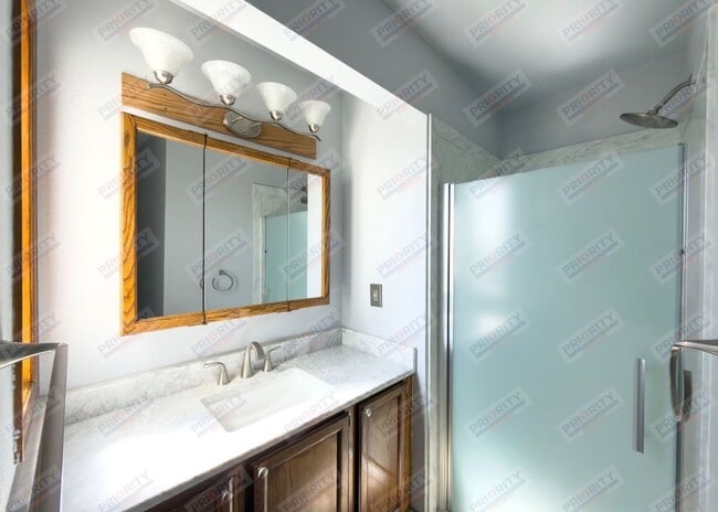 Building Photo - 4-bedroom Home For Rent