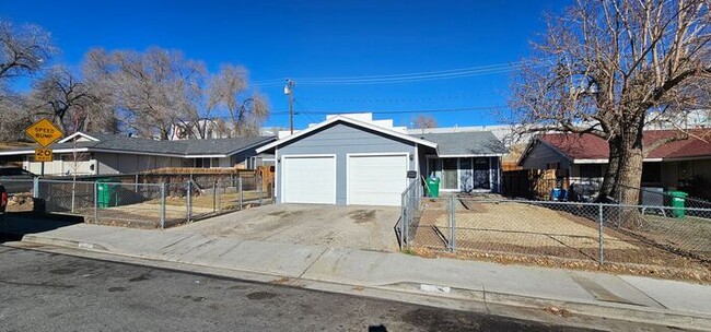 Building Photo - 2bed 1 bath 1 car garage Duplex home. 1mil...