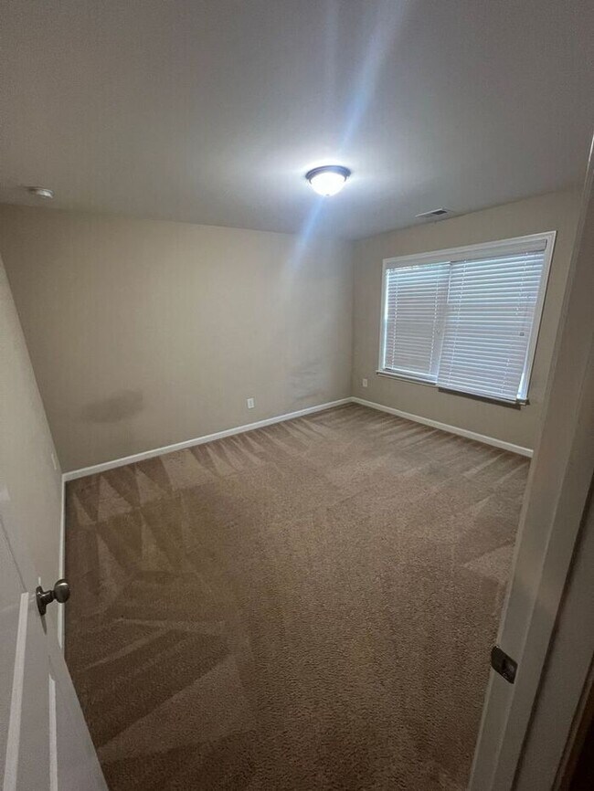 Building Photo - Now Ready! Amazing 5 bedroom house with 3 full bathrooms!