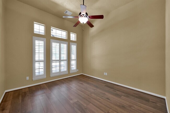 Building Photo - 7 S Hawthorne Hollow Cir