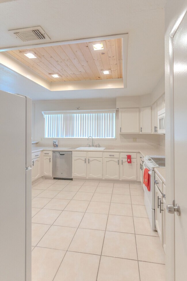 Building Photo - 9806 Cane Creek Dr