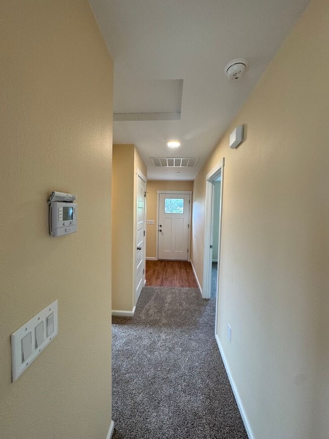 Building Photo - 2/1 HOME WITH BEAUTIFUL VIEWS