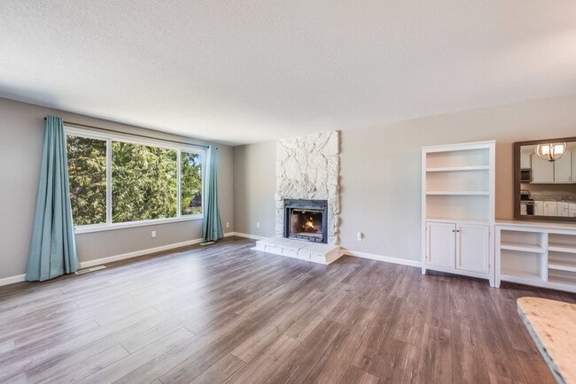 Building Photo - Updated split level home in Shoreline with...