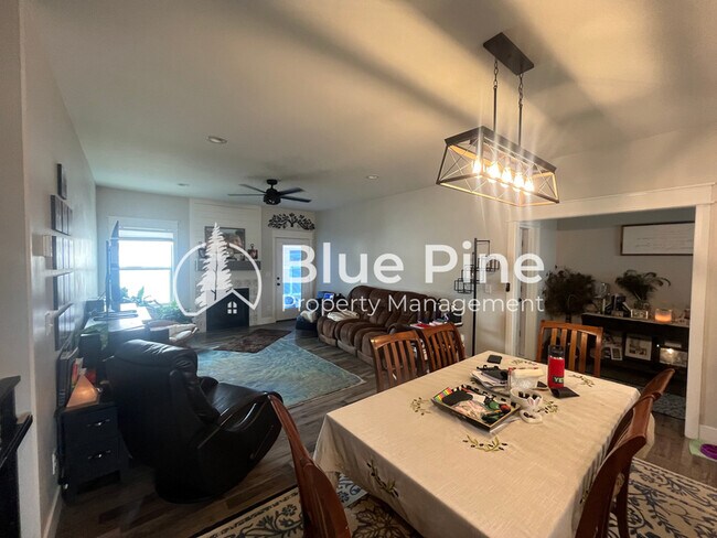 Building Photo - 1885 Mesa Cyn Dr