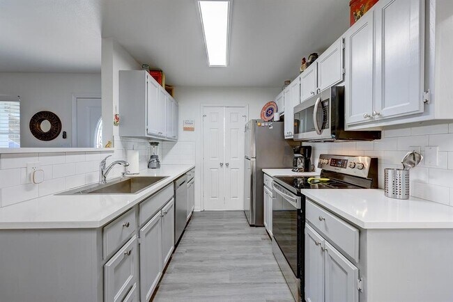 Building Photo - 358 Shady Bluff Dr