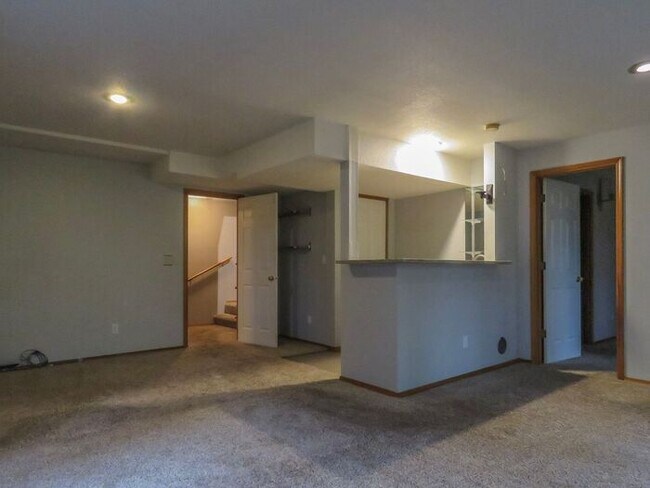 Building Photo - 4 Bedroom Home located in Summer Woods -La...