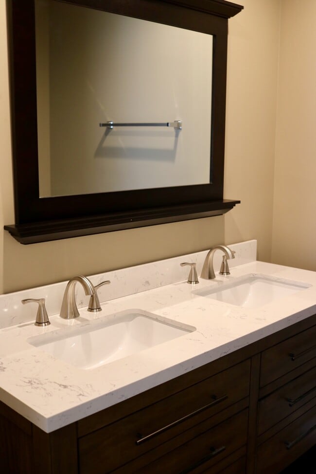 Building Photo - 5 Honey Locust Ln