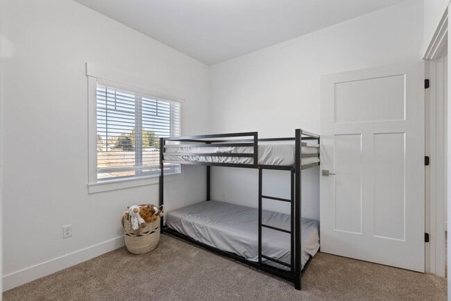 Building Photo - Modern Luxury Townhome in Prime Location –...