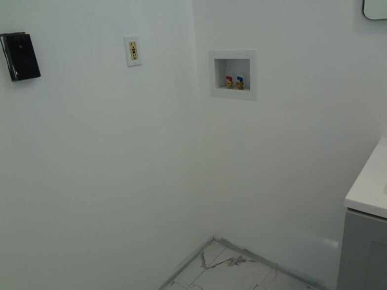 Building Photo - 539 Back St