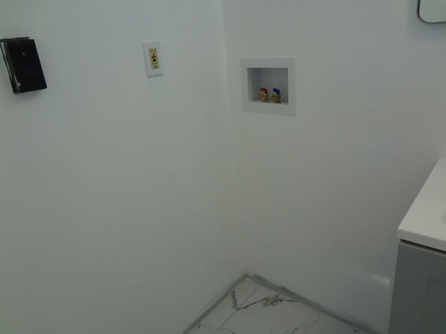 Building Photo - 539 Back St