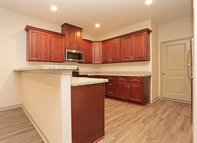 Building Photo - 897 E Semands St