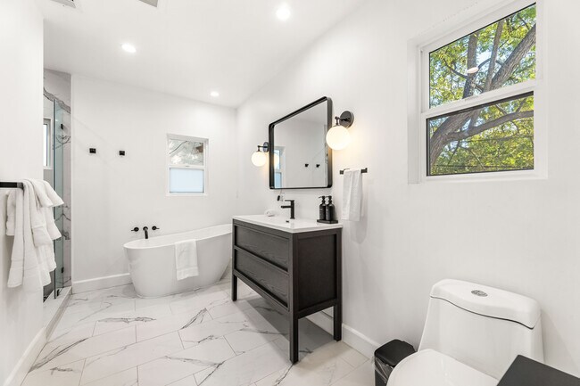 Building Photo - 1400 N Orange Dr