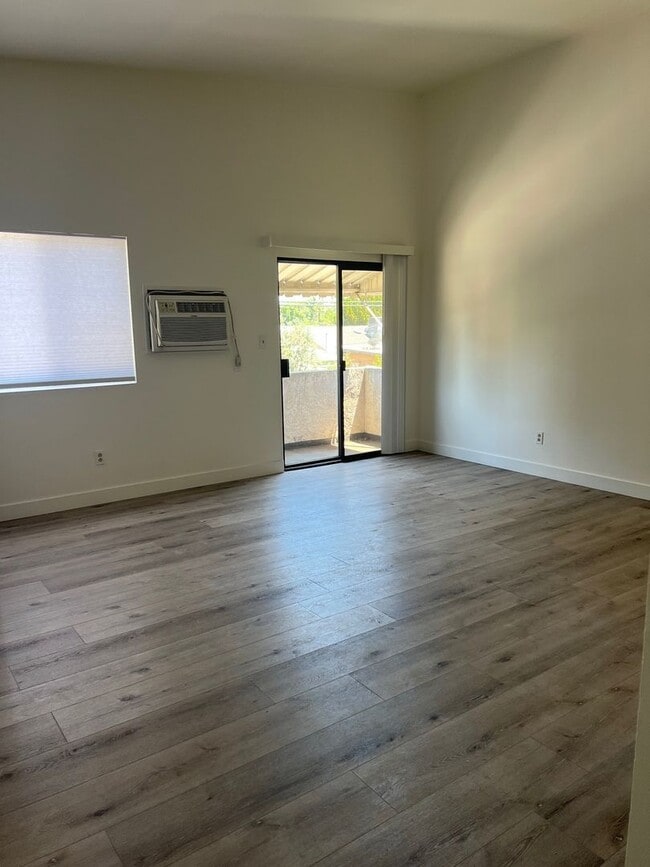 Building Photo - 6506 Balboa Blvd