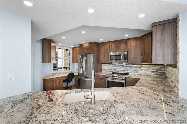 Building Photo - 9550 S Ocean Dr