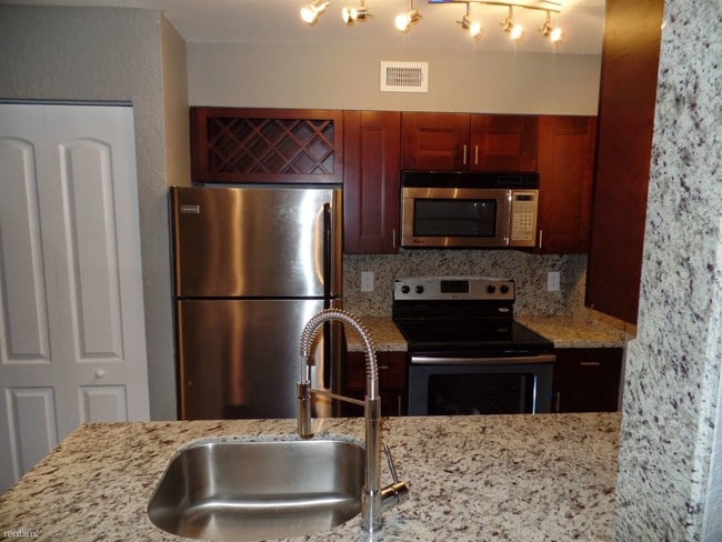 Building Photo - 1 br, 1 bath Condo - Lakeview Club