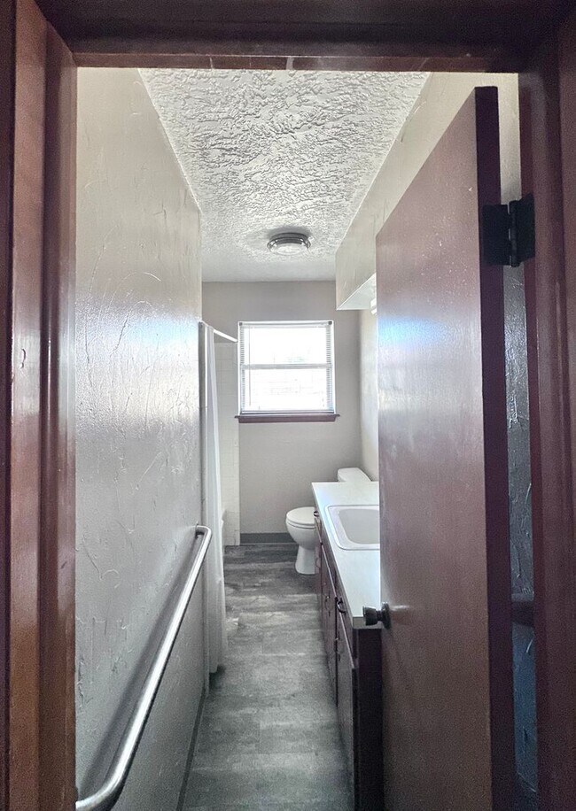 Building Photo - 3-bed 1-bath 1-car Single Family near