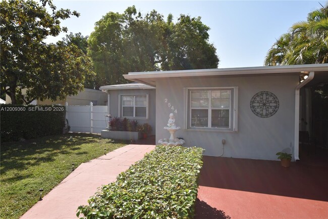 Building Photo - 2544 SW 20th St