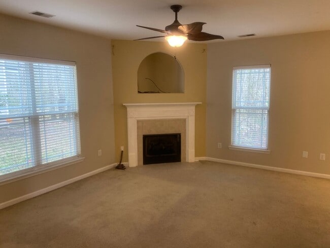 Building Photo - In the Heart of The Hill