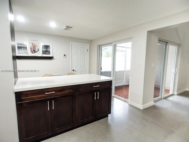 Building Photo - 8940 SW 95th Ave