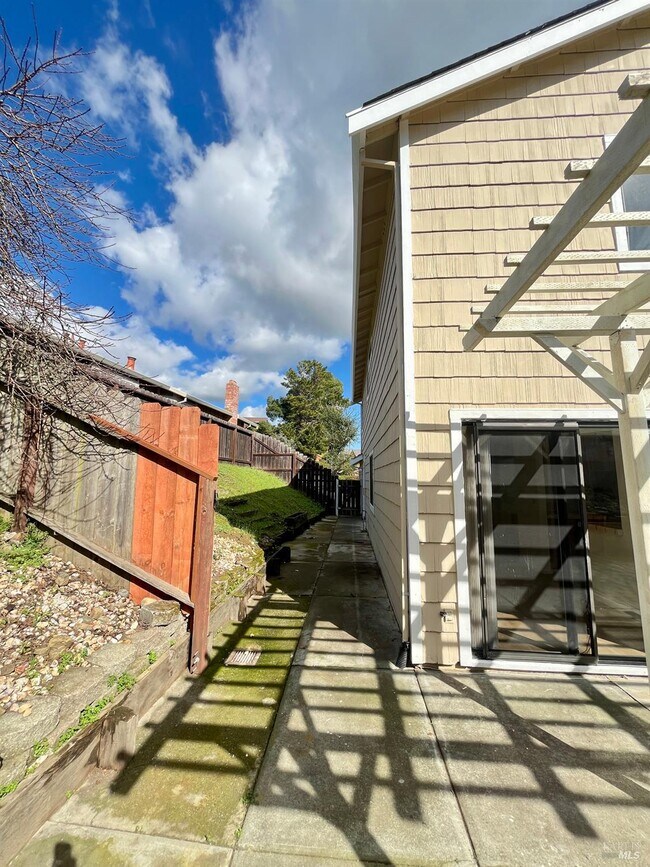 Building Photo - 111 Thresher Dr