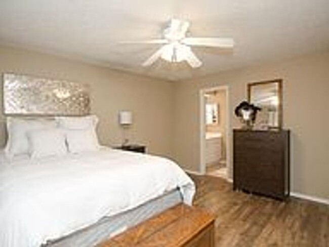 Building Photo - NO PETS ALLOWED: Wonderful 2 bedroom, 2 ba...