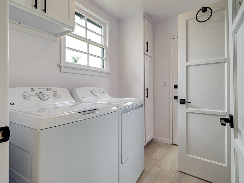 Building Photo - 7101 W 85th St