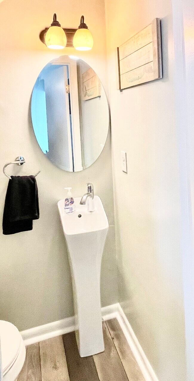 Building Photo - 3720 Pretty Lake Ave