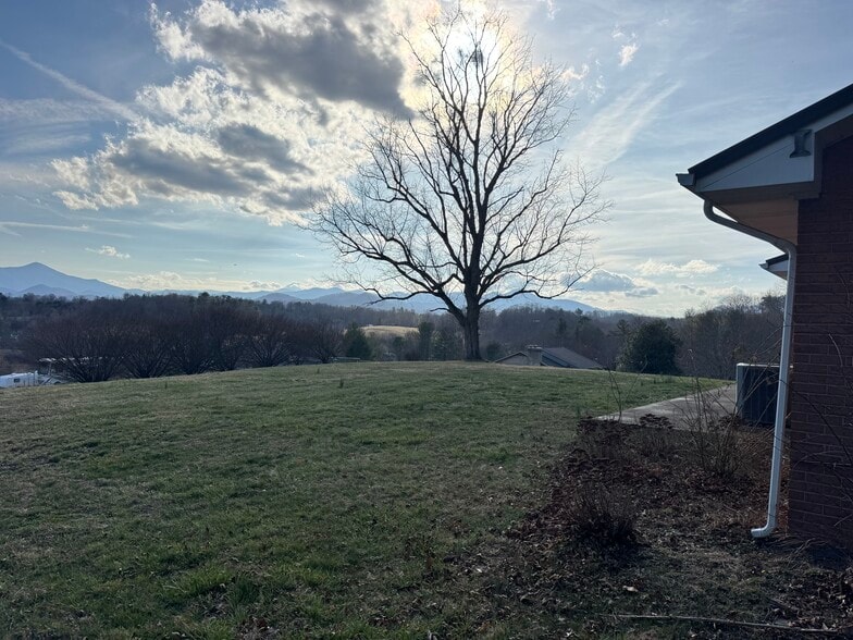 Building Photo - 31 Valley View Dr