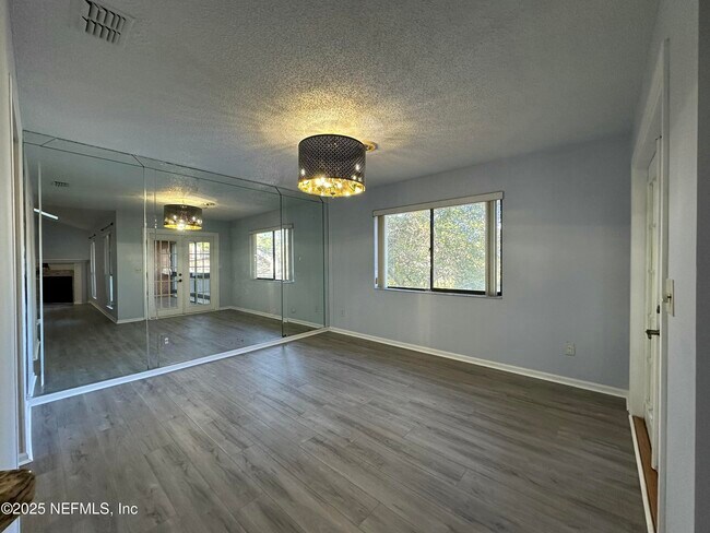 Building Photo - 3801 Crown Point Rd