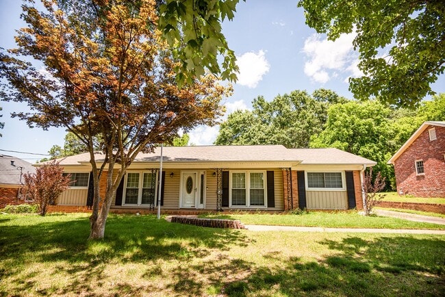 Building Photo - Beautiful home available today!
