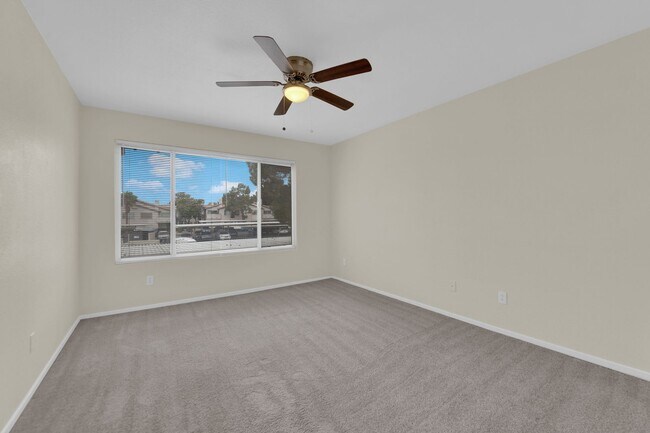 Building Photo - You will love this 2 bedroom condo! Update...