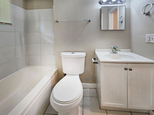 Building Photo - No Steps - 2/1 Duplex Near Hank Aaron Dr - Housing Vouchers Accepted