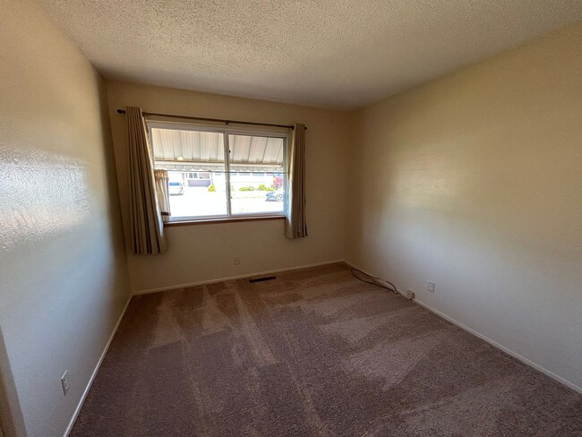 Building Photo - Nice Single Level Home with Attached Garag...