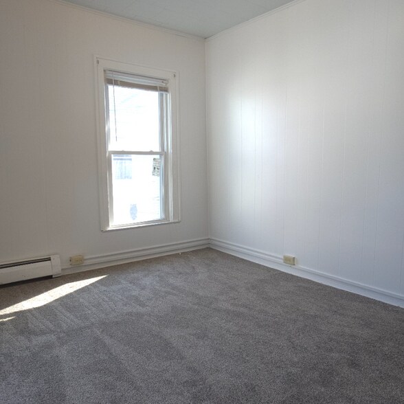 Building Photo - 19-21-21 Mcdougall Ave