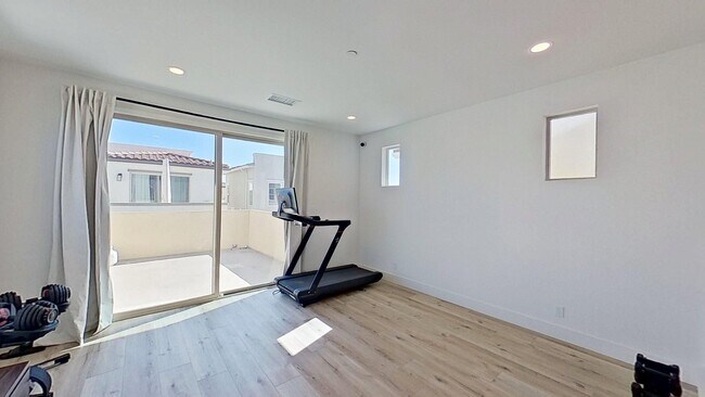 Building Photo - 574 S Motif St