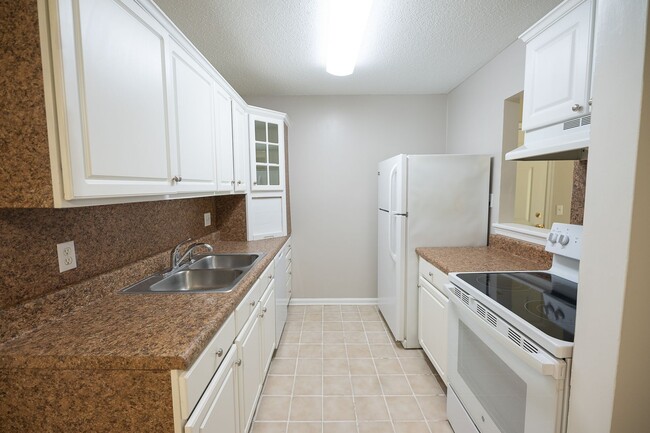Building Photo - 2 Bed, 1 Bath Condo off Wendover Ave Green...