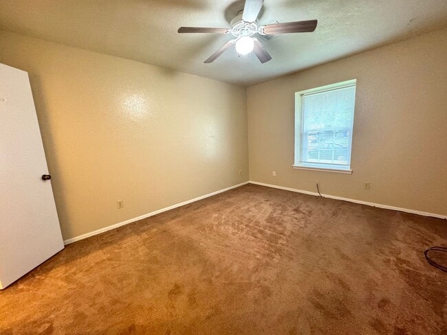 Building Photo - Gorgeous 3 Bedroom 2 bathroom duplex In Br...