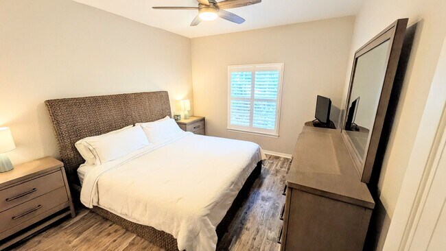 Building Photo - 6-12 month TURNKEY FURNISHED GOUNG FLOOR 2/2 CONDO