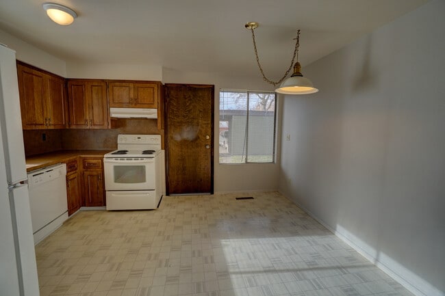 Building Photo - 2 bedroom, 1 bath duplex in the North End.