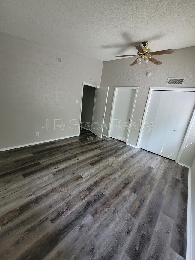 Building Photo - 2225 Charboneau Dr