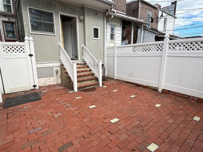 Building Photo - Charming 2-Bedroom Home with Modern Amenit...