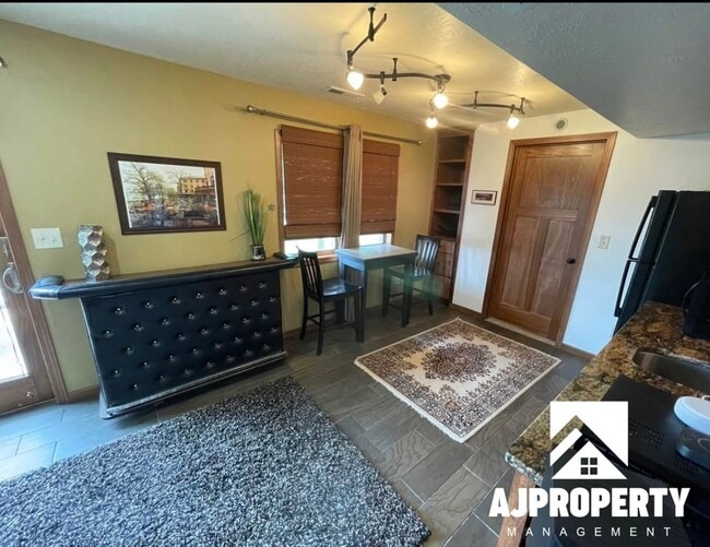 Building Photo - 3105 S Dawley Cir