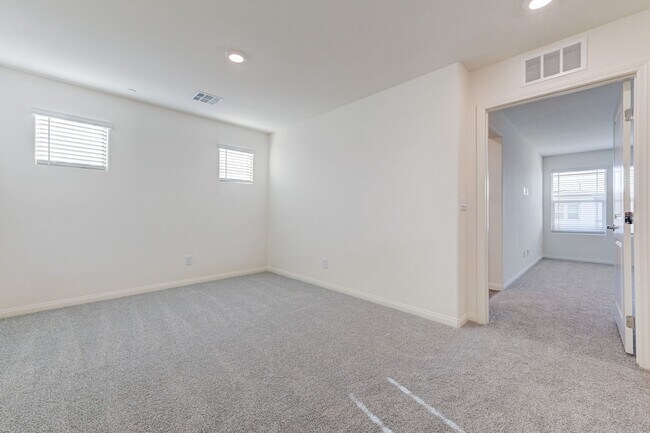 Building Photo - Newly Built 4 bedrooms in Cadence